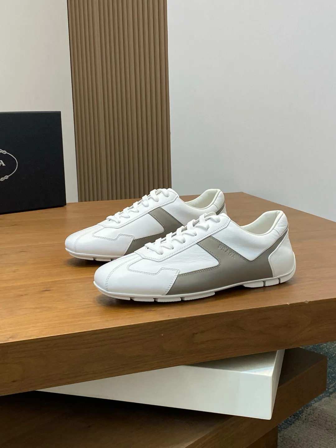 Men's Men's Shoes 💰800 Prada/Prada Men's Leather Casual Sports Shoes, a hot product made in Guangzhou! Made of imported calfskin splicing upper, three-dimensional geometric segmentation, precision manufacturing, uniform stitching, leather texture at a glance, multi-color splicing, fashionable and generous, soft, comfortable and breathable, decorated with PRADA letter logo on the outside, classic letter logo on the tongue, fabric strap on the heel, P family's classic sports shoe type, with fabric lining, silver logo cowhide foot pads, and P family's exclusive rubber outsole. The details are carefully crafted, making it a versatile item for travel! Comes with original box and dust bag! Multiple colors available! Size: 39-40-41-42-43-44 standard leather shoe size (38, 45 customized ¥)